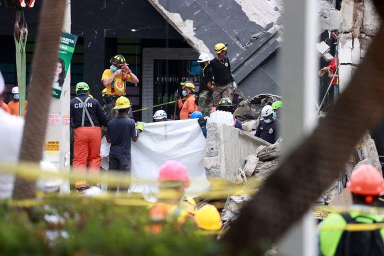 Aftermath of the Jet Set nightclub roof collapse, in Santo Domingo